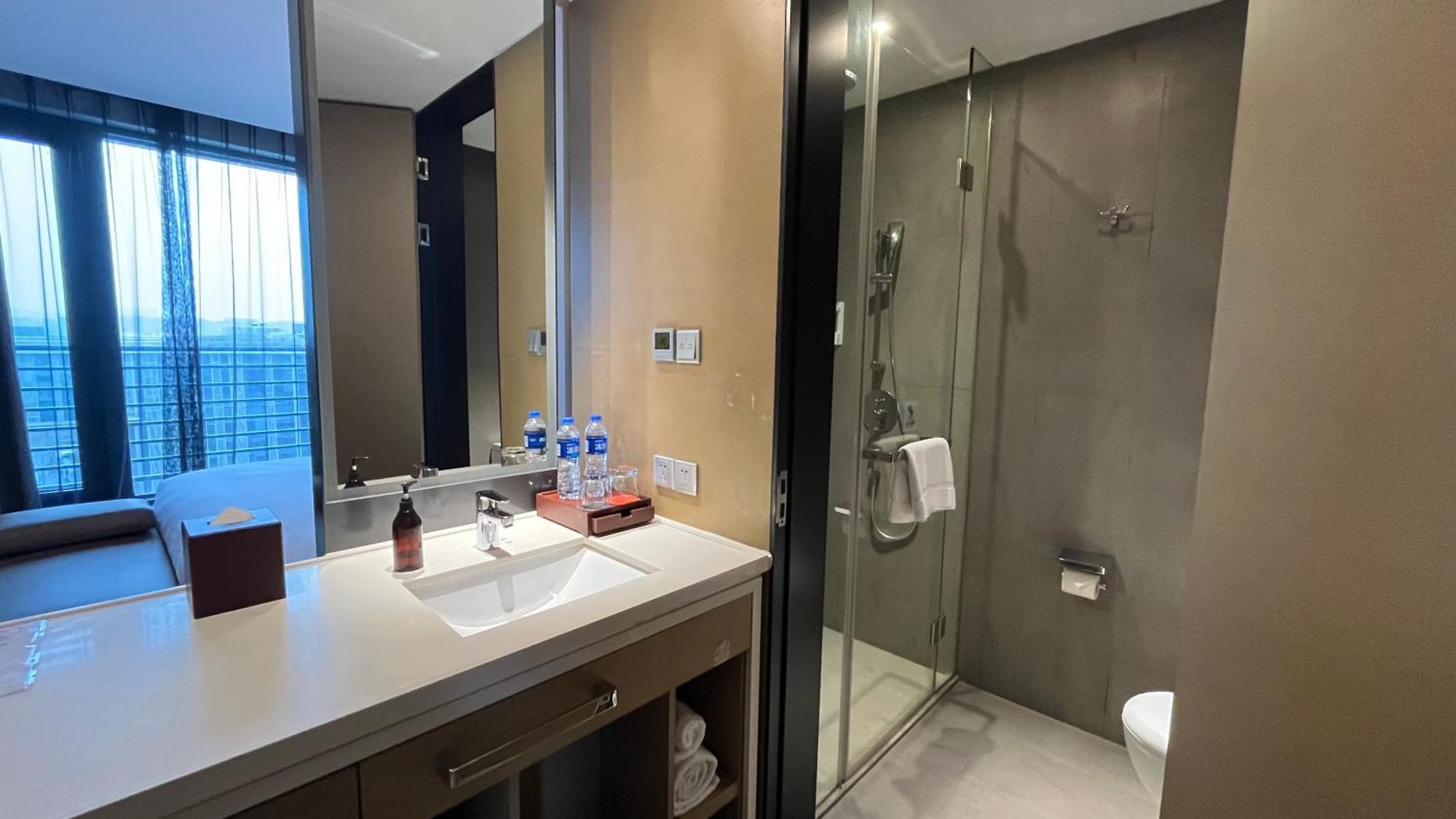 Minimax Premier Hongqiao 5*